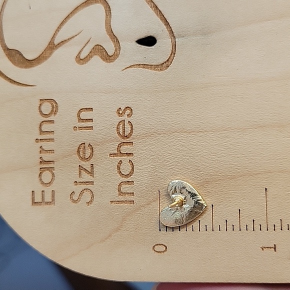 CREAM ENAMEL SWIRL HEART STUD EARRINGS - Picture 5 of 5